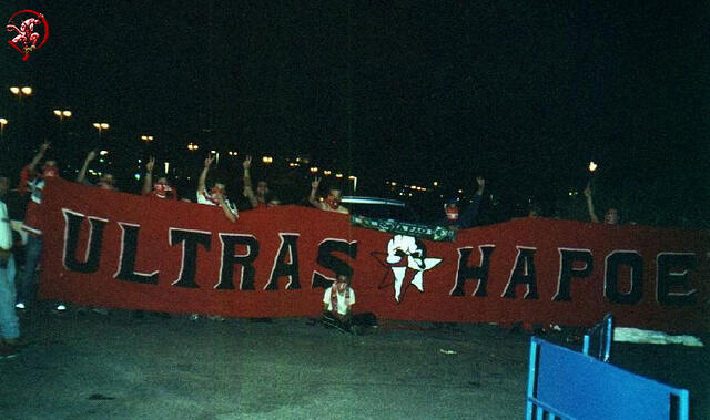 תמונה קבוצתית, מחוץ לאוסישקין; 01/02
Group Photo, outside 'Ussishkin' arena