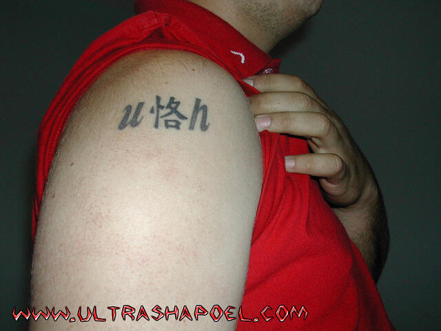 U.H + נאמנות בסינית, בכתף